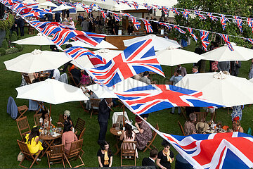 Ascot  Grossbritannien  Menschen beim Essen waehrend der Rennwoche Royal Ascot