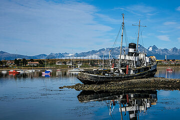 Historisches Schiffswrack im Hafen von Ushuaia  Beagle-Kanal  Ushuaia  Feuerland  Argentinien