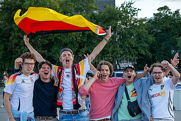 Deutschland  Hamburg - Gute Stimmung am Heiligengeistfeld  nach dem 2:0 von Deutschland gegen Ungarn  public viewing UEFAEURO2024