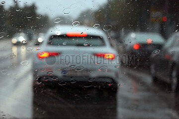 Berlin  Deutschland  Symbolfoto: schlechte Sicht im Strassenverkehr bei Regen wegen eines defekten Scheibenwischers