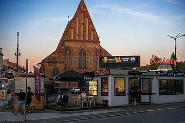 Polen  Poznan - Fastfood und Kebab im Stadtzentrum  dahinter die St. Martins Kirche