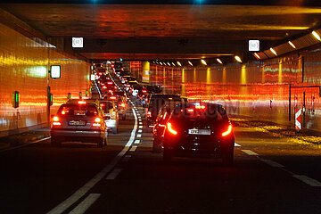 Berlin  Deutschland  Autos im Tiergartentunnel