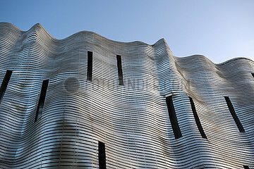 Polen  Poznan - Wellenfoermige Fassade aus Stahl am Einkaufszentrum Stary Browar