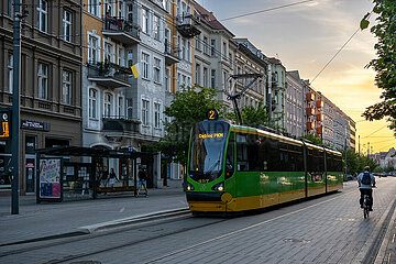 Polen  Poznan - Strassenbahn im Stadtzentrum auf der umgestalteten Hauptstrasse Sw Marcin