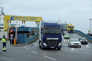 Rostock  Deutschland  Auffahrt am Pier 1 des Faehrterminal Rostock Port