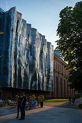 Polen  Poznan - Wellenfoermige Fassade aus Stahl am Einkaufszentrum Stary Browar im Stadtzentrum