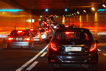 Berlin  Deutschland  Autos im Tiergartentunnel