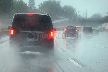 Berlin  Deutschland  Autos bei Starkregen auf der A113