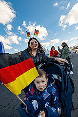 Deutschland  Hamburg - Junge Mutter mit Sohn  Einlass zum public viewing am Heiligengeistfeld  Deutschland-Ungarn UEFAEURO2024