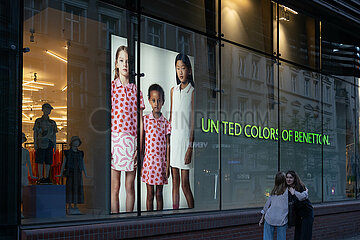 Polen  Poznan - Schaufenster von United Colors of Benetton  Einkaufszentrum Stary Browar