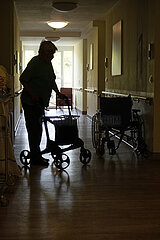 Ruedersdorf  Deutschland  Silhouette einer Seniorin am Rollator in einem Altersheim