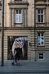 Polen  Poznan - Strassenszene im Stadtzentrum mit visueller Darstellung eines Elefanten im Fenster eines Geschaefts