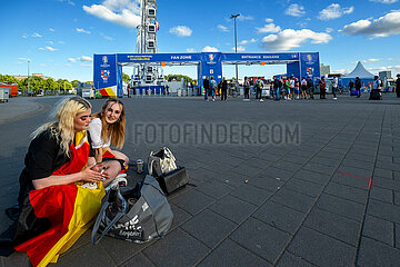 Deutschland  Hamburg - Einlass zum public viewing am Heiligengeistfeld  Deutschland-Ungarn UEFAEURO2024  2 junge Frauen schauen das Spiel auf dem Handy