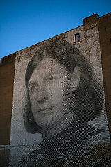 Polen  Poznan - Bild einer Frau auf gesamter Rueckseite eines mehrstoeckigen Altbaus  Stadtteil Wilda