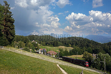 Wolfsgruben  Italien  Zug der Rittner Bahn vor dem Panorama der Alpen