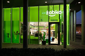 Polen  Poznan - Mini-Supermarkt der polnischen Franchisingkette Zabka  spezialisiert auf Spaetkauf  Maedchen schaut aus dem Fenster