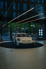 Polen  Poznan - Porsche-Autosalon am Abend