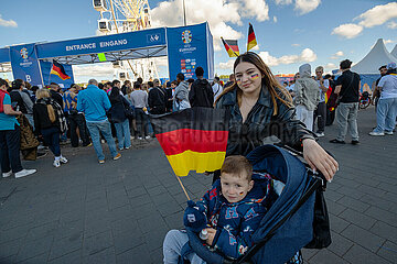 Deutschland  Hamburg - Junge Mutter mit Sohn  Einlass zum public viewing am Heiligengeistfeld  Deutschland-Ungarn UEFAEURO2024