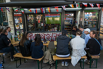 Deutschland  Hamburg - Deutsche Fans gucken Deutschland-Ungarn bei der UEFAEURO2024 am Bildschirm einer Kneipe