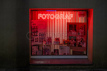 Polen  Poznan - Schaufenster eines Fotografen fuer Portraitfotos etc.