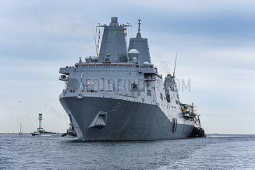 USS New York beim Einlaufen in Kiel