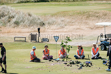 Sylt: Letzte Generation pflanzt Blumen auf Golfplatz Budersand