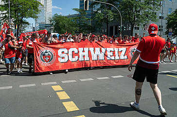 Berlin  Deutschland  Fussballfans der Schweizer Fussballnationalmannschaft auf einem Fan-Marsch waehrend der UEFA EURO 2024