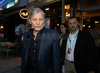THE DEAD DON`T HURT Premiere