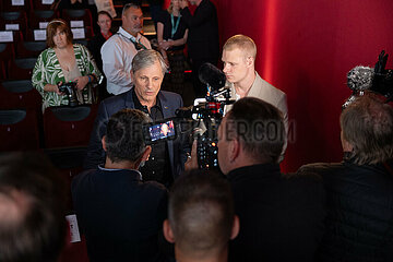 THE DEAD DON`T HURT Premiere