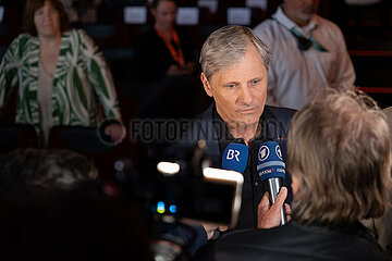 THE DEAD DON`T HURT Premiere