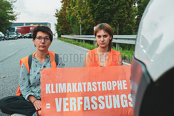 Letzte Generation blockiert Zufahrt zu BMW-Werk in Regensburg