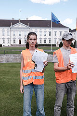 Letzte Generation Jugendliche verbrennen ihre Zeugnisse