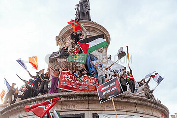 Feier am Place de la Republique zum Wahlsieg der Front Populaire in Frankreich