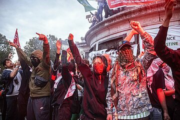 Feier am Place de la Republique zum Wahlsieg der Front Populaire in Frankreich