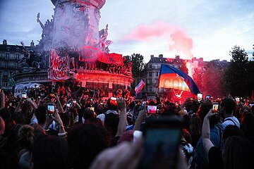 Feier am Place de la Republique zum Wahlsieg der Front Populaire in Frankreich