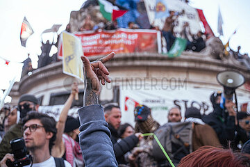 Feier am Place de la Republique zum Wahlsieg der Front Populaire in Frankreich