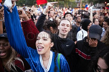 Feier am Place de la Republique zum Wahlsieg der Front Populaire in Frankreich