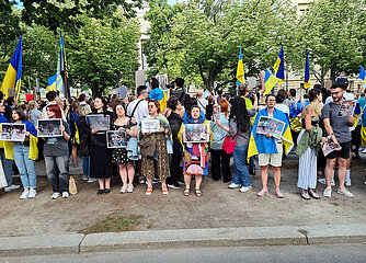 Proteste von Ukrainern vor russischer Botschaft Berlin