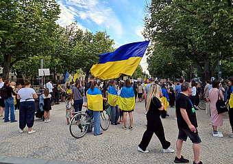 Proteste von Ukrainern vor russischer Botschaft Berlin