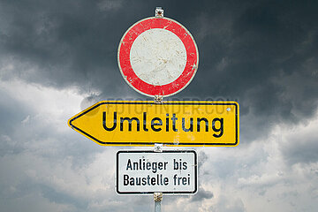 Symbolische Schilder Umleitung & Durchfahrtverbot