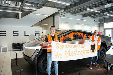 Letzte Generation beschmiert Tesla Center in Hamburg