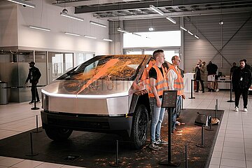 Letzte Generation beschmiert Tesla Center in Hamburg