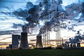 Kohlekraftwerk Neurath bei Sonnenuntergang
