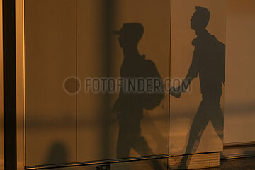 Hong Kong  China  Silhouette von Reisenden im Hong Kong International Airport