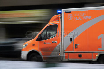 Berlin  Deutschland  Rettungswagen der Berliner Feuerwehr auf Einsatzfahrt