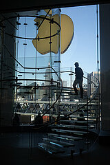 Hong Kong  China  Silhouette eines Kunden in einem Apple Store