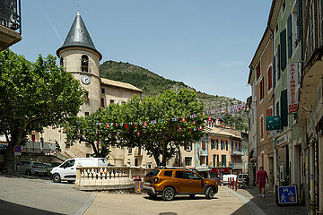 Frankreich  Veynes - Platz in der Altstadt mit dem Rathaus des Ortes in den Alpen
