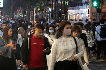 Hong Kong  China  Frauen tragen auf der Strasse einen Mund-Nasen-Schutz