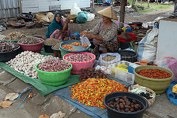 Kuta  Indonesien  Frauen verkaufen Gewuerze und Gemuese auf einem Wochenmarkt