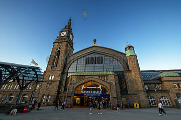 Deutschland  Hamburg - Haupteingang  Hamburger Hauptbahnhof in der Abenddaemmerung